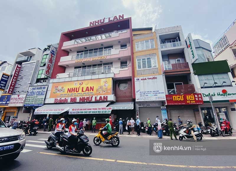 Người dân Sài Gòn kiên nhẫn xếp hàng mua bánh trung thu Như Lan